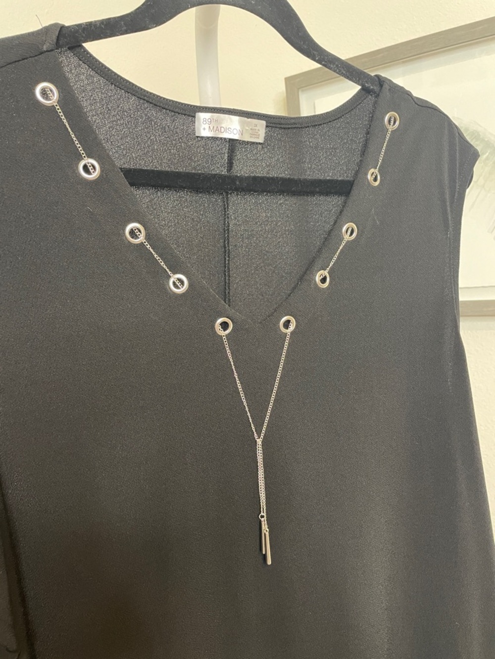 89th & Madison Black V-Neck Sleeveless Blouse with Grommet Chain Detail - Picture 3 of 5